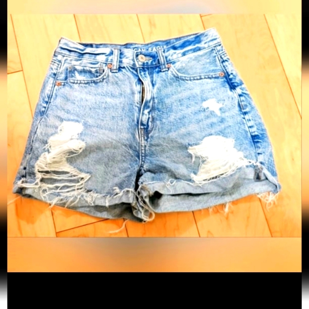AMERICAN EAGLE DISTRESSED DENIM.SHORTS SIZE 2